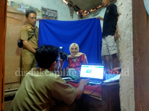 Perekaman Biometrik KTP "Jemput Bola" Melayani Lansia Dan Orang Dengan ...