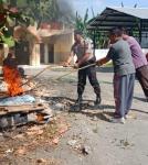 KTP El rusak dimusnahkan dengan dibakar.